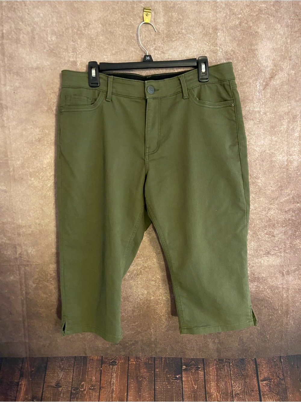 Liz Claiborne~Women's Sara Crop Mid-Rise Capri Pants In Olive Green~size 16P-EUC